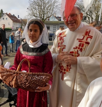 Auf dem Kirchplatz verteilte eine jugendliche Elisabeth großzügig gesegnetes Elisabethbrot in Erinnerung an die Wohltaten der Landgräfin.